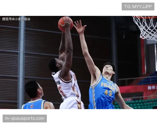 浙江队外援赖特场边用平板实时查看球队防守覆盖热图